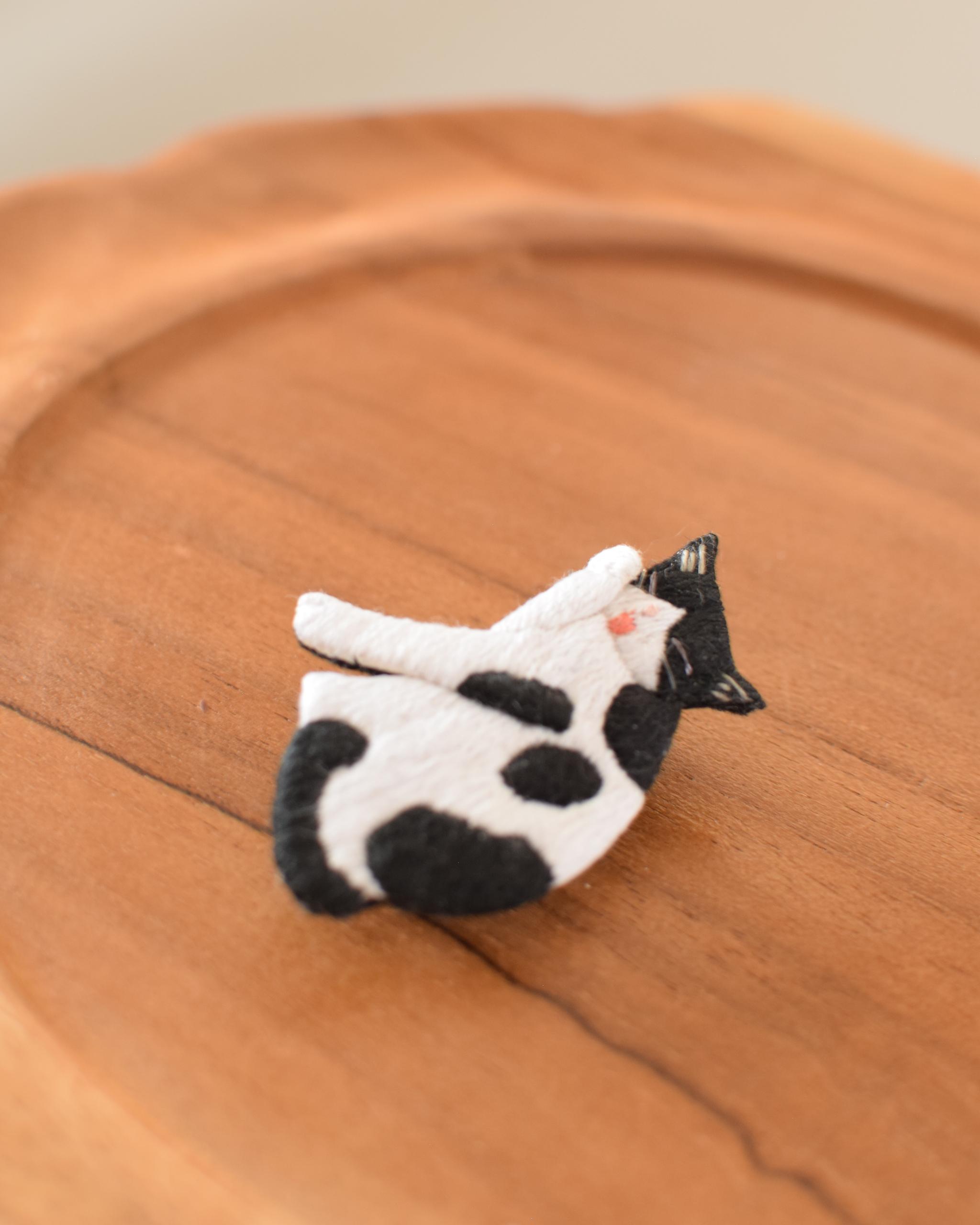 猫の手刺繍ブローチ | 2枚目