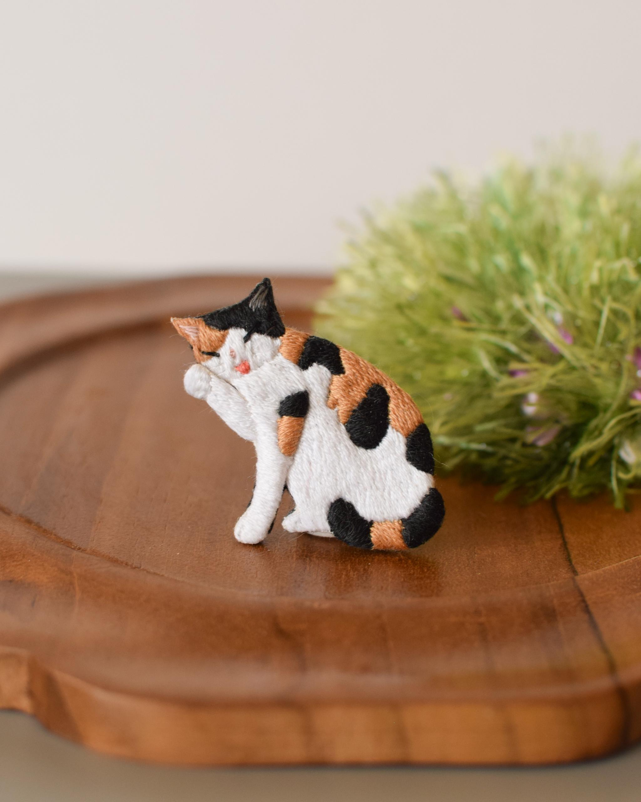 猫の手刺繍ブローチ