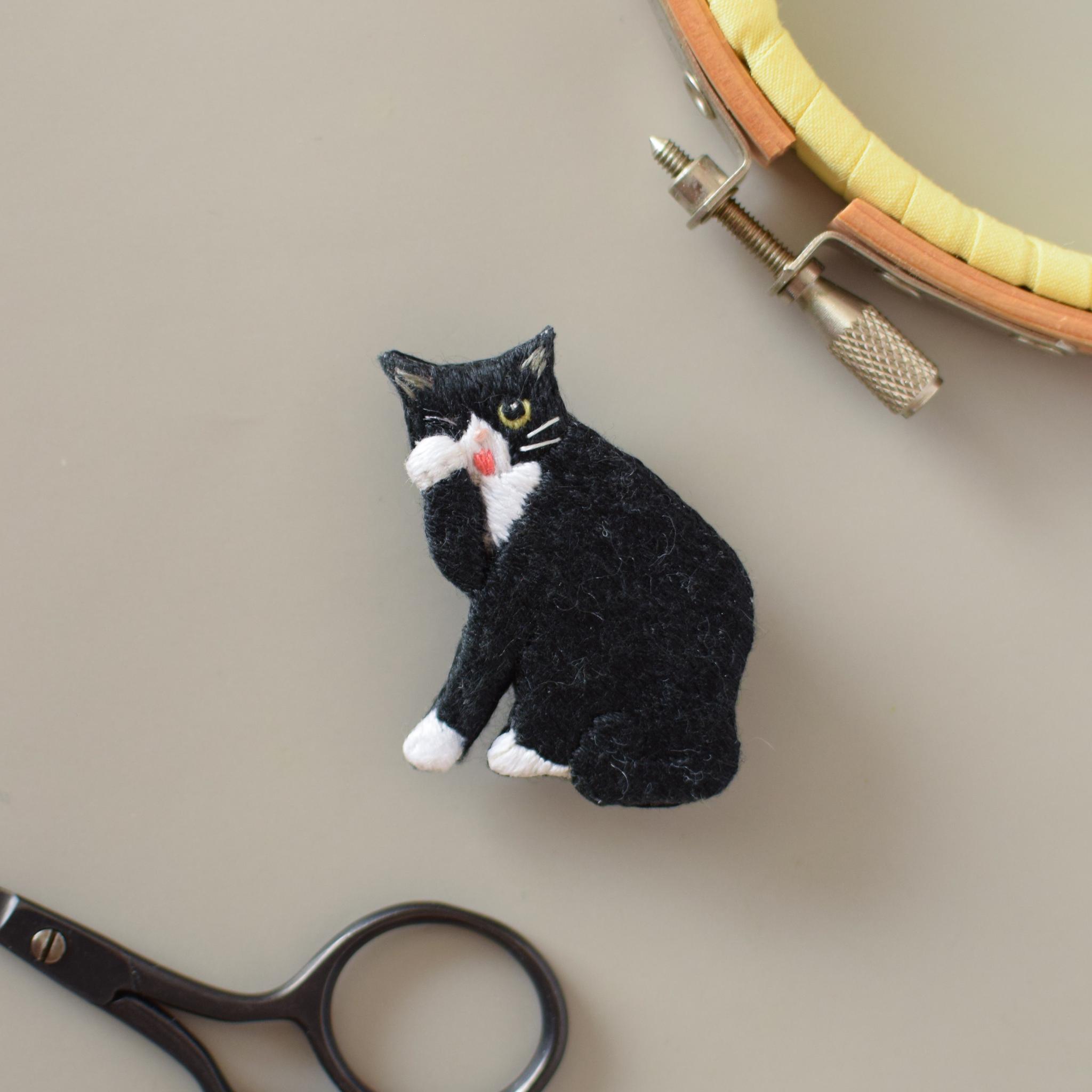 ★ご予約品★猫の手刺繍ブローチ | 2枚目