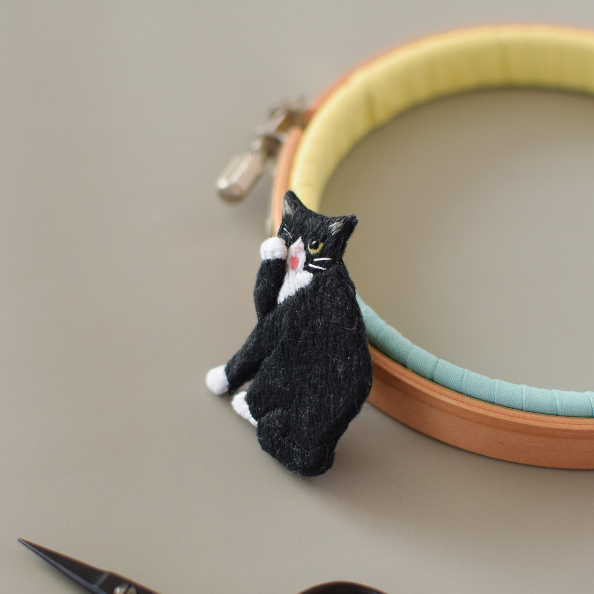 ★ご予約品★猫の手刺繍ブローチ | 3枚目