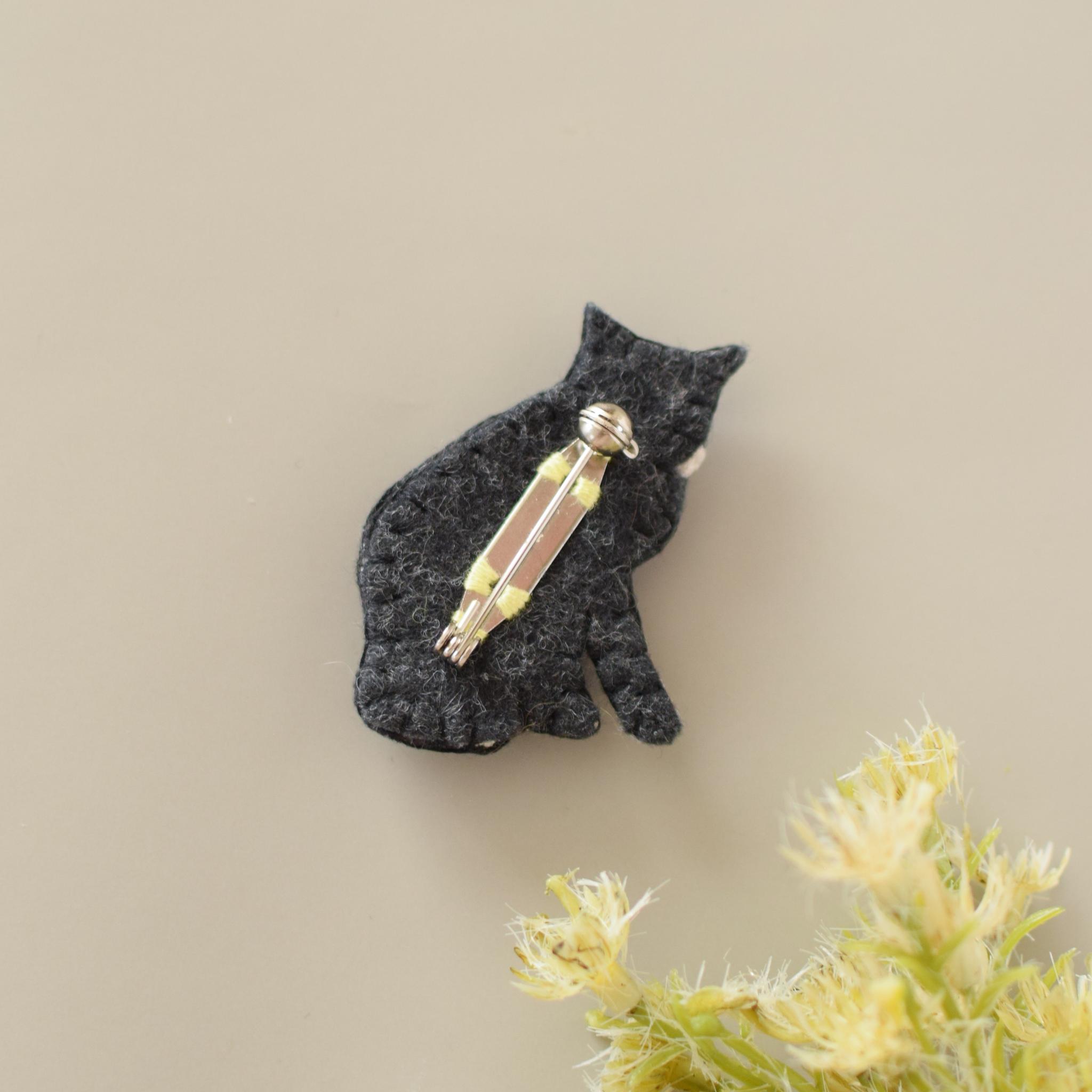 ★ご予約品★猫の手刺繍ブローチ | 5枚目