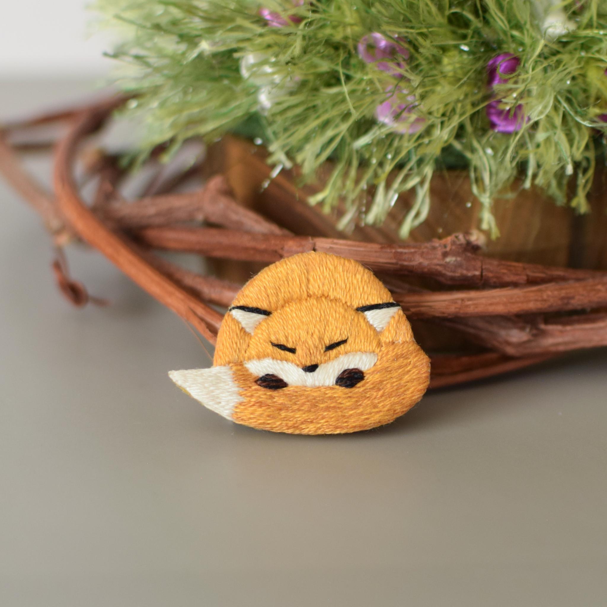お昼寝キツネの手刺繍ブローチ