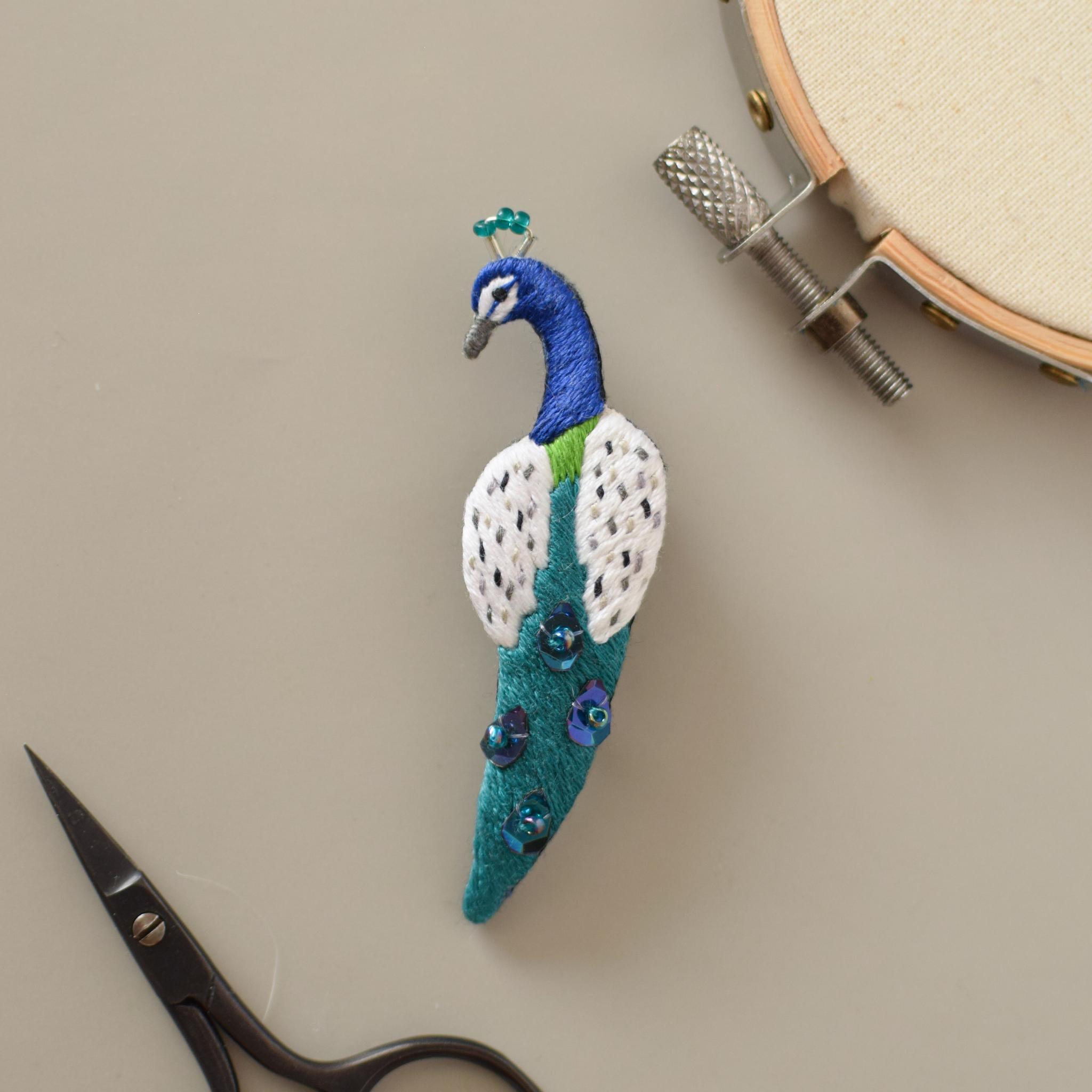 クジャクの手刺繍ブローチ