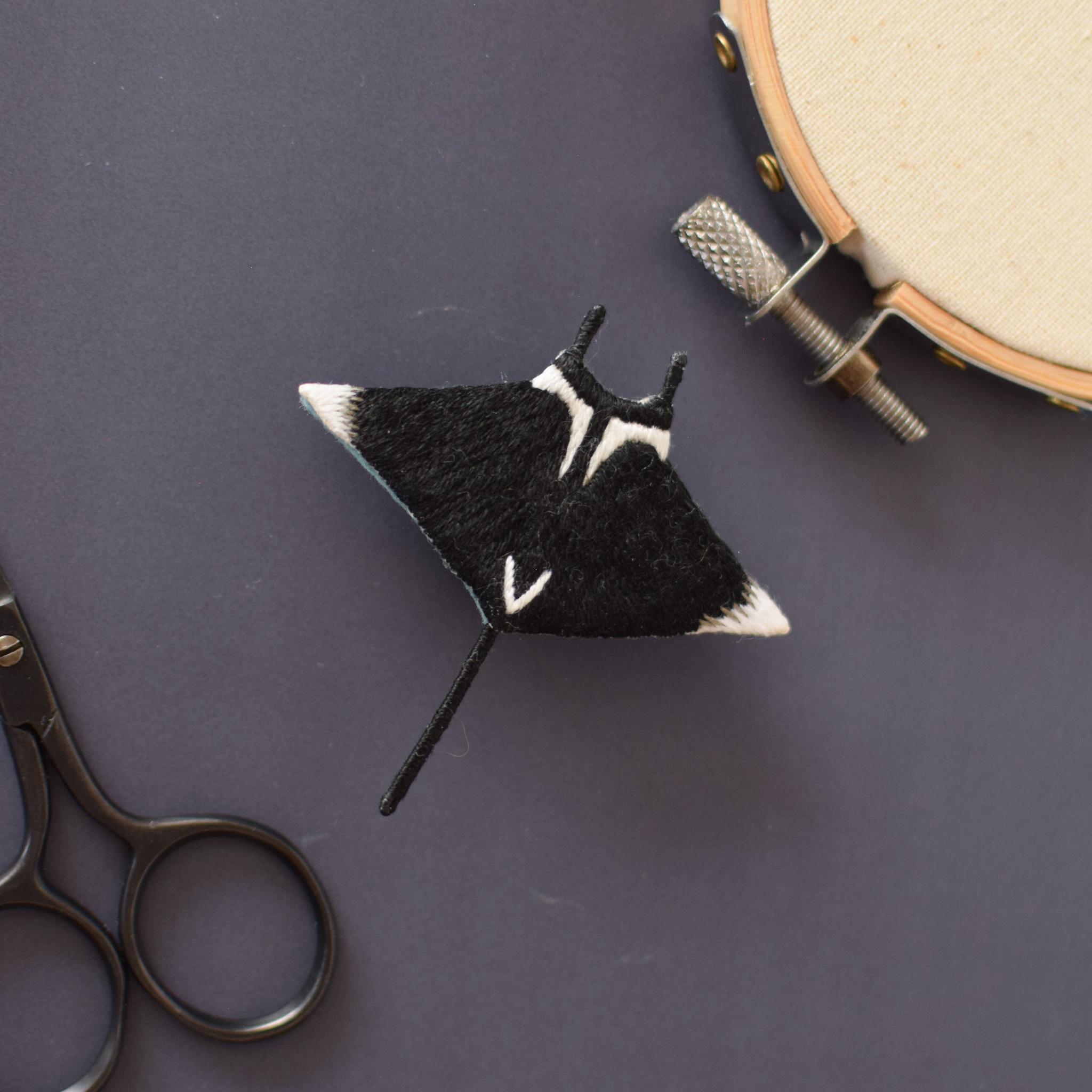 マンタの手刺繍ブローチ