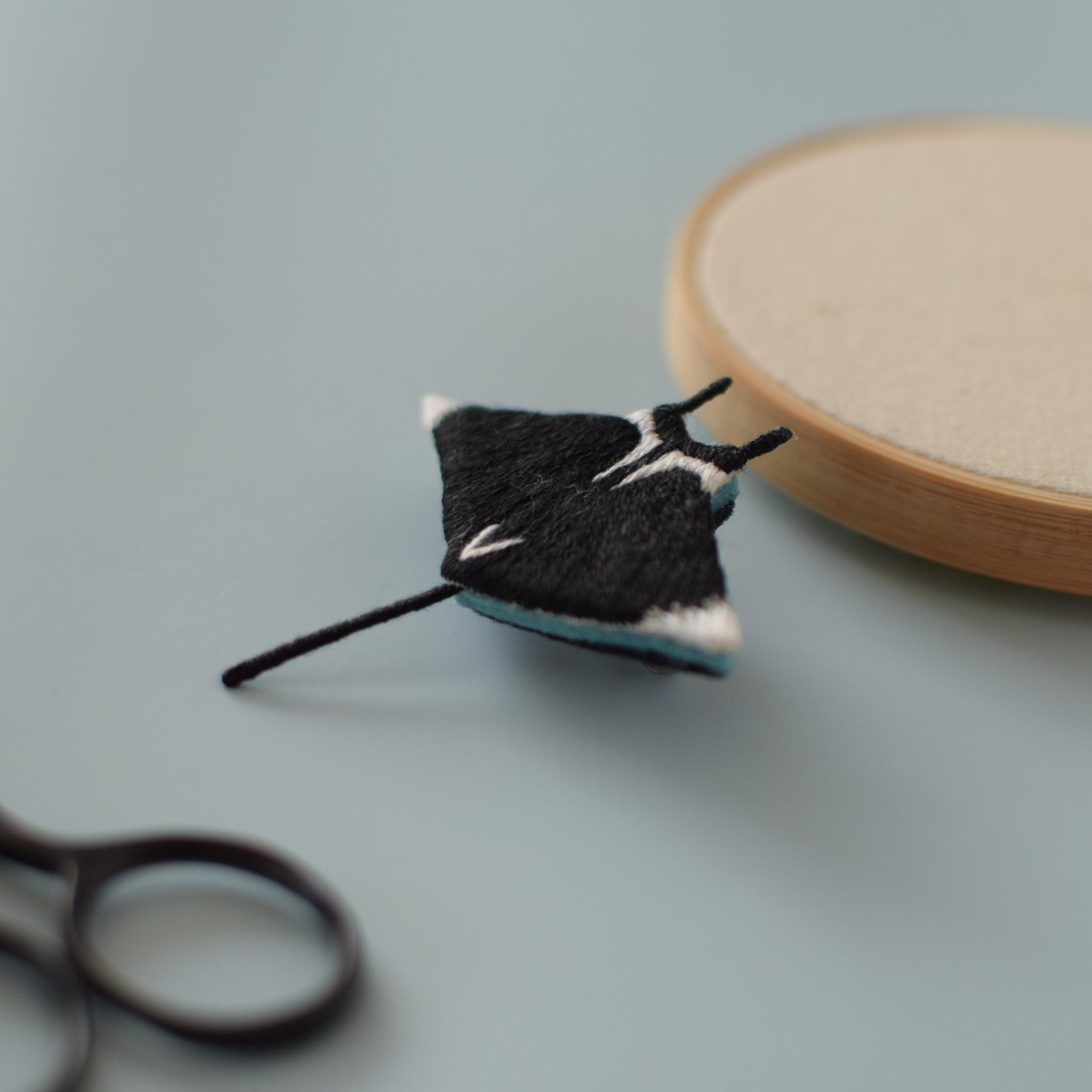 マンタの手刺繍ブローチ | 3枚目