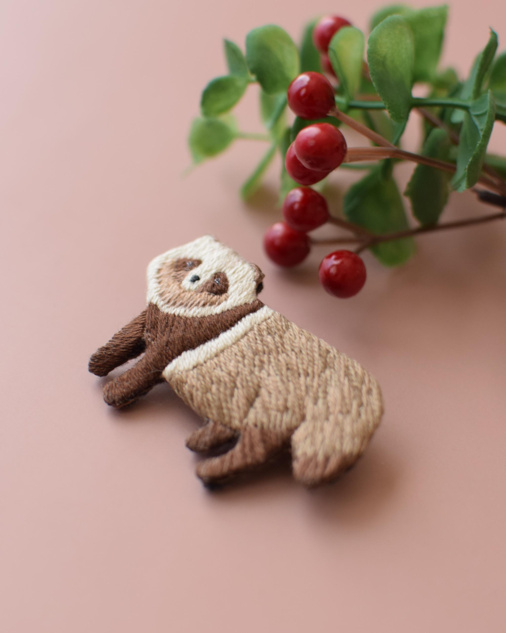 たぬきの手刺繍ブローチ | 2枚目
