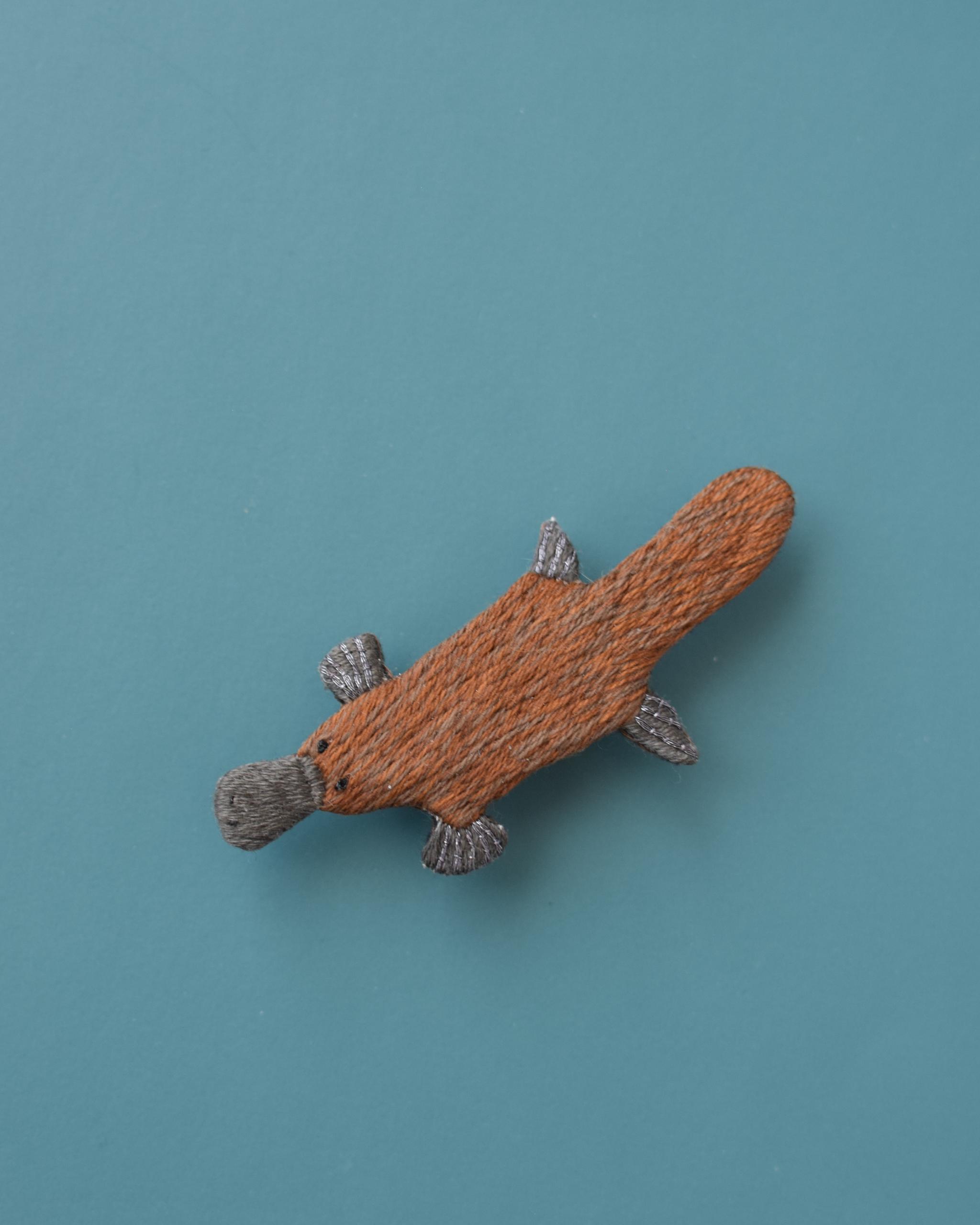 カモノハシの手刺繍ブローチ