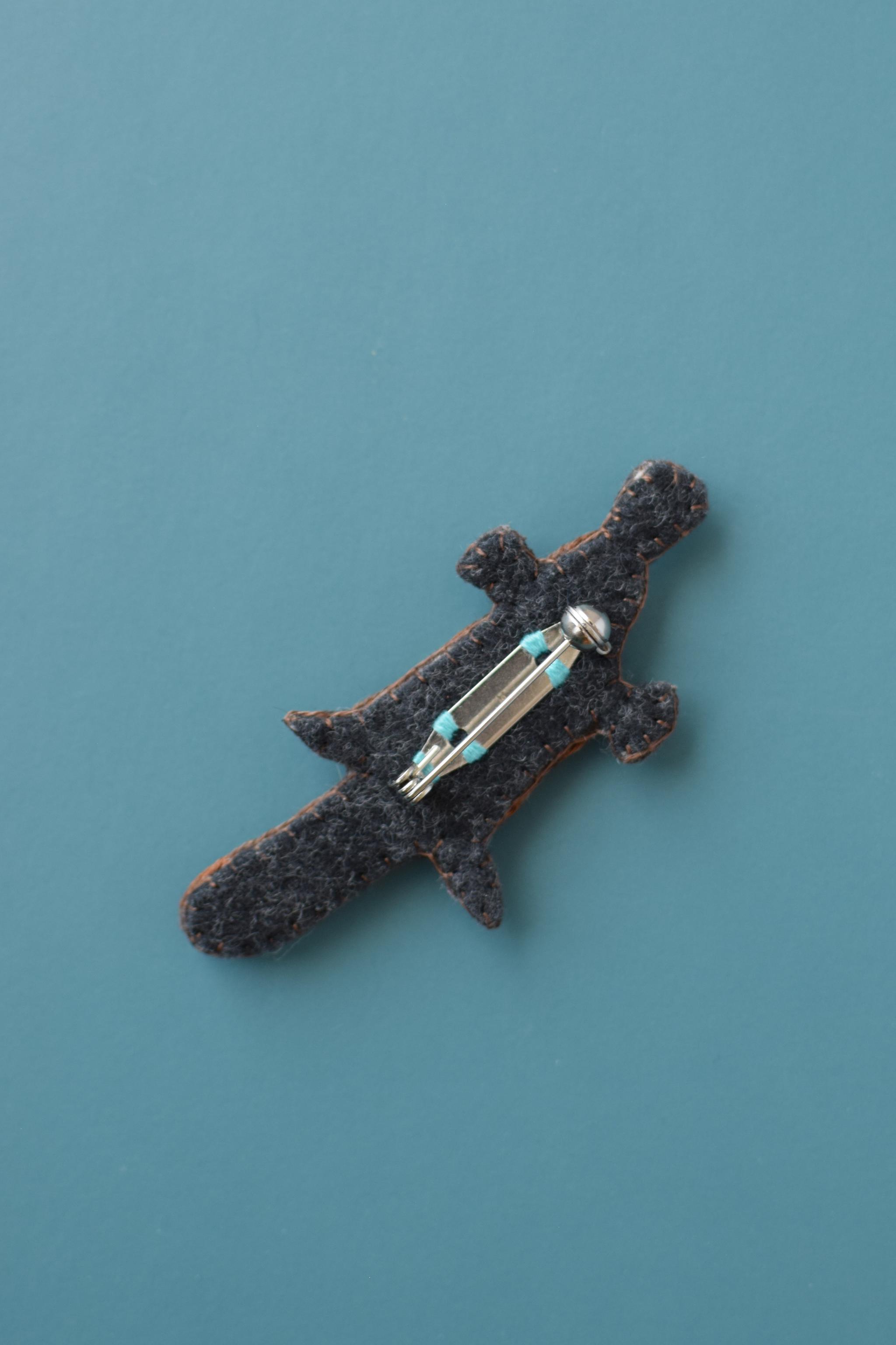 カモノハシの手刺繍ブローチ | 3枚目