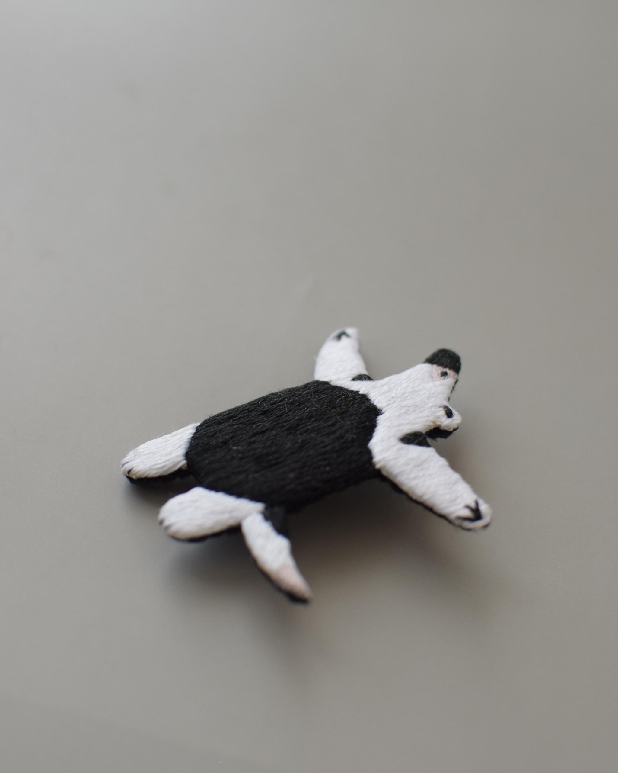 コアリクイの手刺繍ブローチ | 2枚目