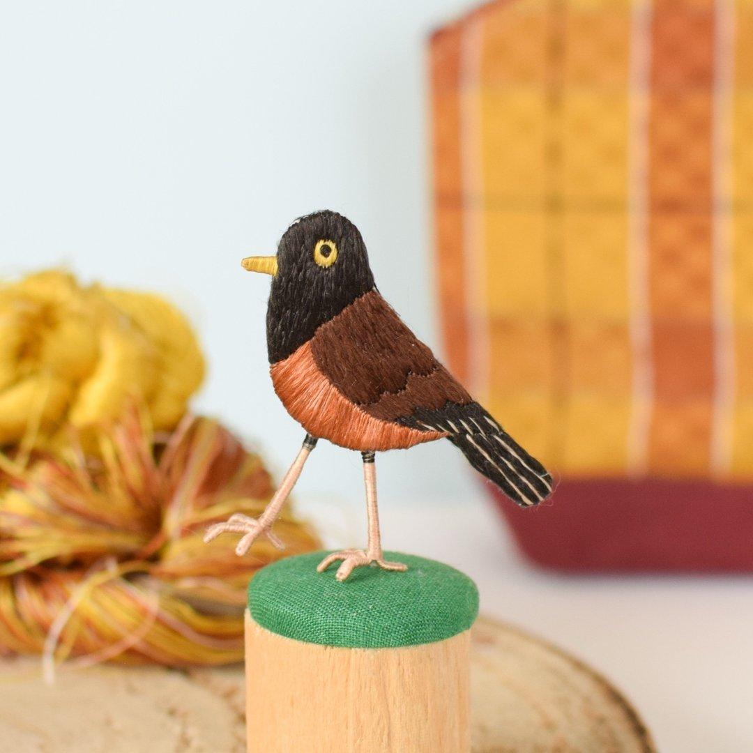 アカコッコの手刺繍ブローチ