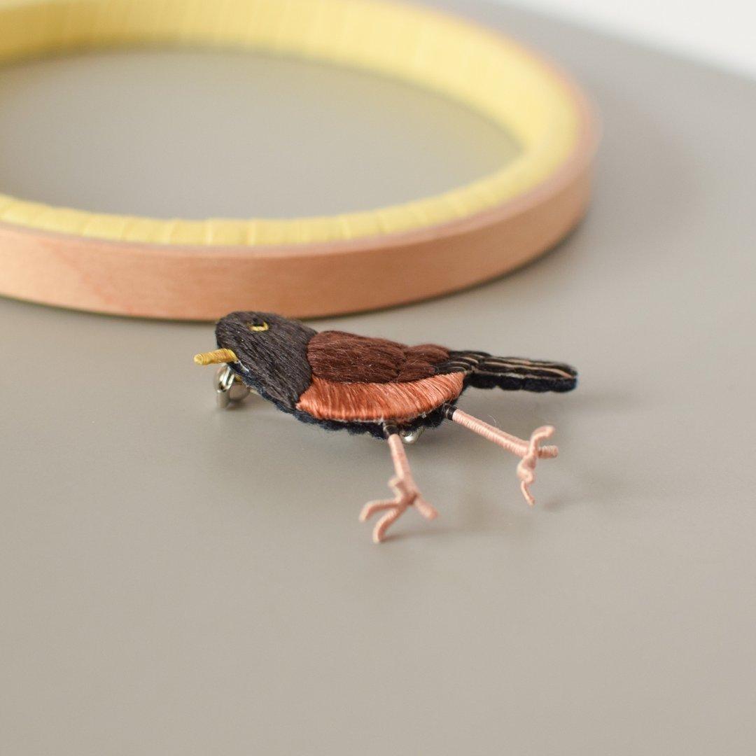 アカコッコの手刺繍ブローチ | 3枚目