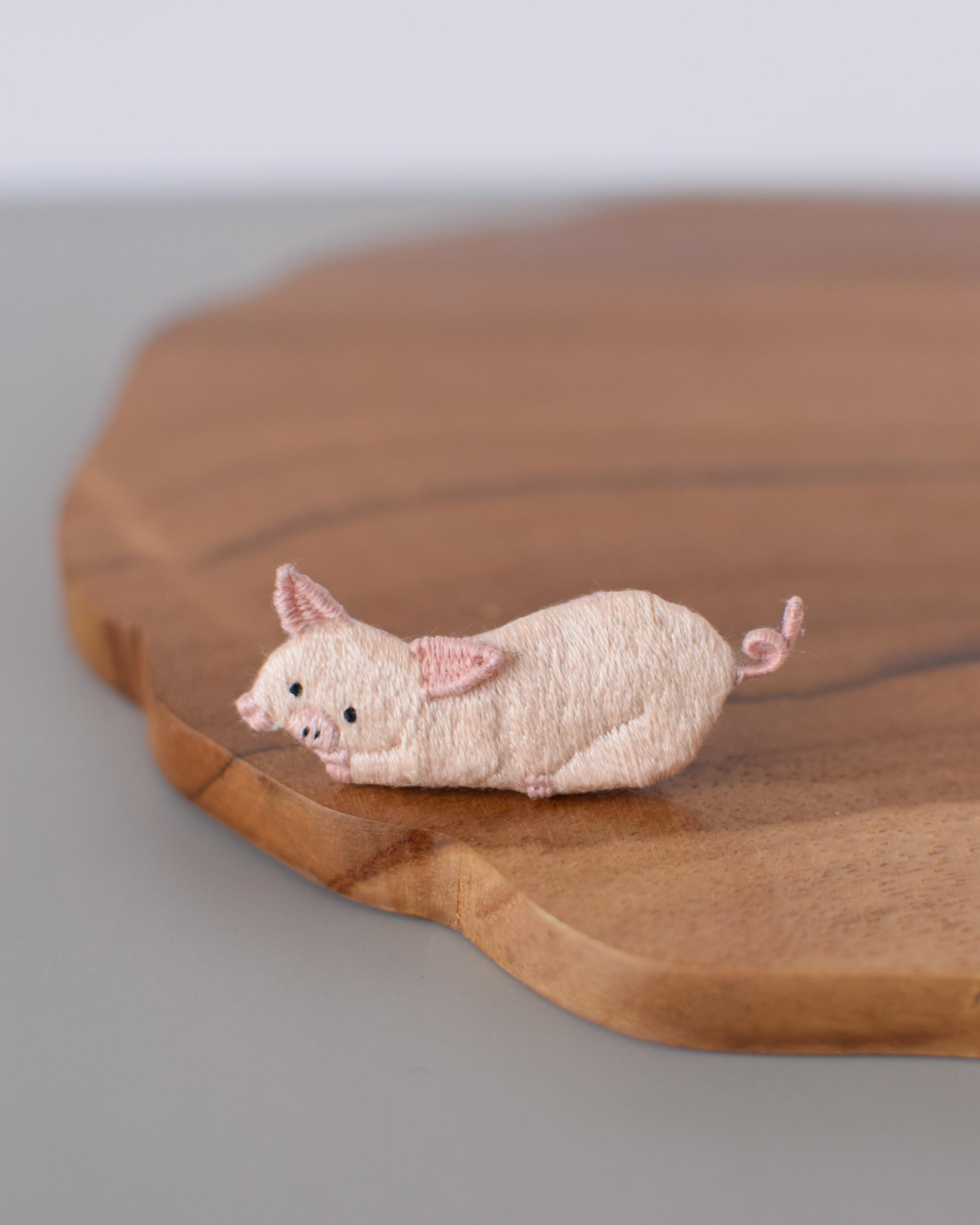 こぶたの手刺繍ブローチ