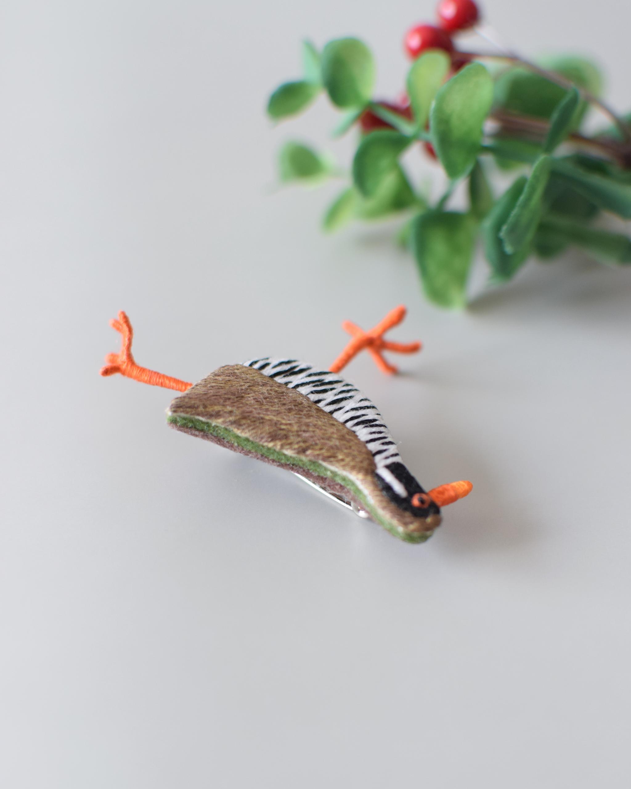 ヤンバルクイナの手刺繍ブローチ | 2枚目