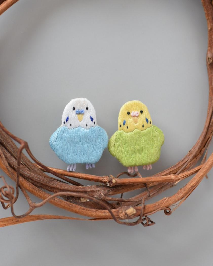 セキセイインコの手刺繍ブローチ(白×青) | 4枚目