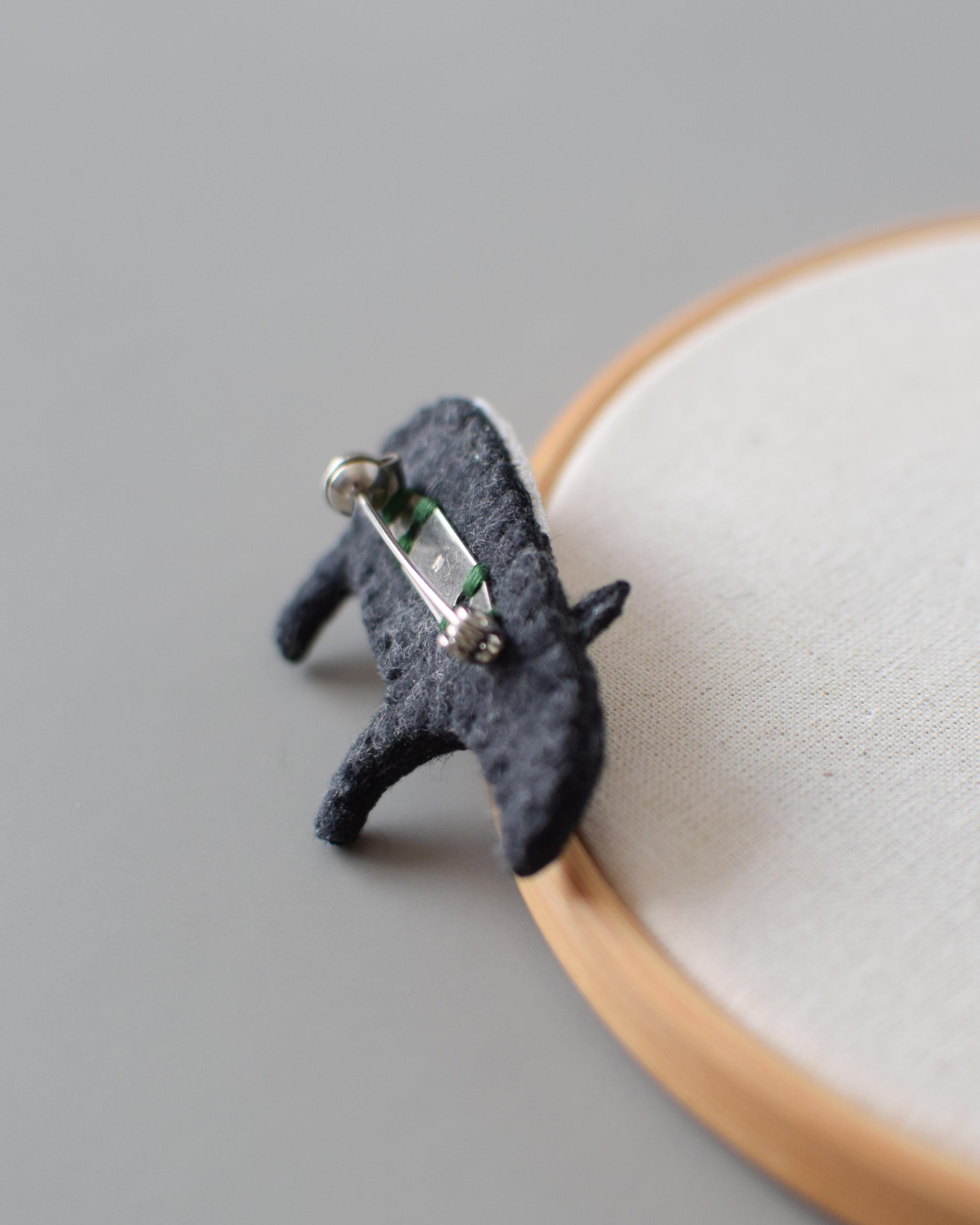 マレーバクの手刺繍ブローチ | 2枚目